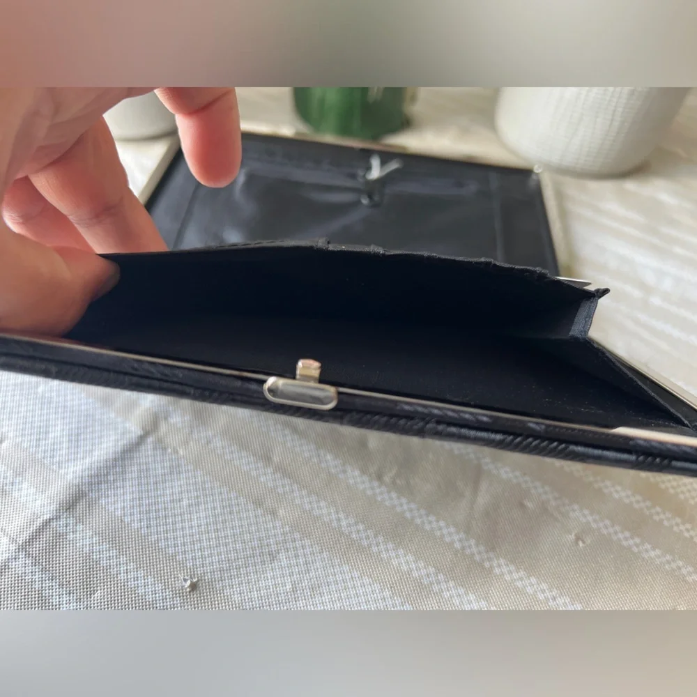 🌸4/$25 Black “G” snap wallet/clutch